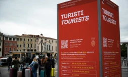 Un panneau d'information sur le prix d'un billet d'entrée à la journée pour les touristes, prÚs de la gare Santa Lucia, à Venise, le 24 avril 2024