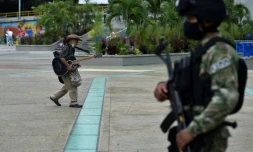 Un soldat colombien monte la garde dans une rue de Cali, le 29 mai 2021