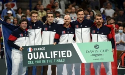 La joie de l'équipe de France de tennis, qualifiée pour la phase finale de la Coupe Davis, aprÚs sa victoire face à l'Equateur, le 5 mars 2022 au Palais des Sports de Pau