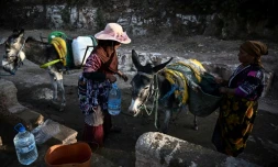 Des habitants tirent l'eau d'un puits pour remplir des bidons dans le village d'Ihermane,, aprÚs un puissant séisme, le 13 septembre 2023 au Maroc
