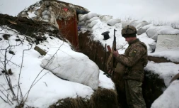 Un soldat ukrainien monte la garde devant une zone tenue par des séparatistes pro-russes près du village de Zoloté dans la région de Lougansk, le 21 janvier 2022