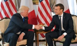 Le présidents américain Donald Trump (G) et français Emmanuel Macron (D) se serrent la main lors d'une rencontre en marge du sommet de l'Otan à Bruxelles le 25 mai 2017