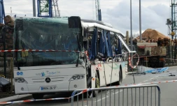 Le bus scolaire dans lequel sont décédés six adolescents lors d'une collision avec un camion-benne, le 11 février 2016, à Rochefort