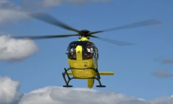 Un hélicoptère transporte le coureur britannique Chris Froome vers un hôpital après sa chute lors de la reconnaissance de la 4e étape du Dauphiné, le 12 juin 2019 à Roanne