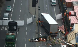 Le camion conduit par le Tunisien Anis Amri qui a roulé dans la foule du marché de Noël de Berlin, tuant 12 personnes, est emmené le 20 décembre 2016 du lieu de l'attentat 