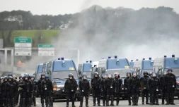 Des gendarmes mobiles sur la RN 165, bloquée prÚs de Lorient par des agriculteurs, pour protester contre la chute des cours du lait et de la viande, le 25 janvier 2016