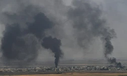 Photo prise dans la ville turque de Ceylanpinar et montrant de la fumée qui s'élève au dessus de la ville syrienne de Ras al-Aïn, le 11 octobre 2019