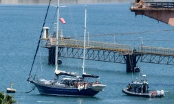 Le Madleen au mouillage dans le port israélien d'Ashdod, sous surveillance de la marine israélienne, le 10 juin 2025