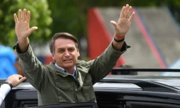 Le président brésilien élu Jair Bolsonaro salue ses partisans à Rio, le 28 octobre 2018, jour du second tour de la présidentielle