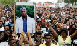 Portrait d'Adama Traoré brandi lors d'une manifestation le 21 juillet 2018 à Beaumont-sur-Oise, deux ans aprÚs sa mort
