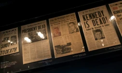Des Unes de journaux sur l'assassinat du président John F. Kennedy, exposées au Newseum à Washington