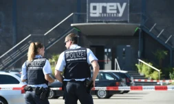 La police debout devant la discothèque Grey à Constance en Allemagne le 30 juillet 2017