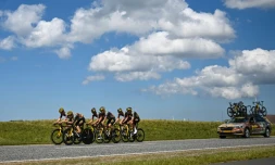 Les coureurs de l'équipe Jumbo-Visma s'entraînent à Bjerge (Danemark), le 30 juin 2022, à la veille du départ du Tour de France à Copenhague