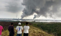La fumée s'échappe du complexe pétrochimique de PEMEX à Coatzacoalcos, dans l'Etat de Veracruz au Mexique, le 20 avril 2016