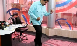 Une photo fournie par la présidence vénézuélienne de Nicolas Maduro dansant lors d'une émission de radio à Caracas, le 1er novembre 2016