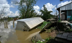 La maison de Le Thi Hong Maib qui s'est effondrée dans la riviÚre Hau sous l'effet de l'érosion des berges, le 26 octobre 2023 à Can Tho, au Vietnam