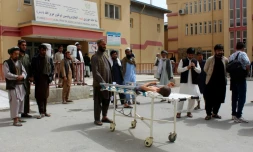 Un enfant blessé lors une frappe aérienne est allongé sur un brancard devant l'hÎpital de Kunduz, le 3 avril 2018 en Afghanistan