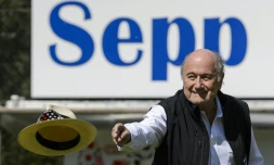 Sepp Blatter lance son chapeau lors du "Tournoi Sepp Blatter"   le 22 août 2015 à son domicile à  Ulrichen