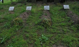 Photo prise le 26 avril 2010 des tombes de quatre des moines français de Tibéhirine assassinés en Algérie