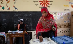 Une femme vote à Stone Town, à le 28 octobre 2020 à Zanzibar, en Tanzanie