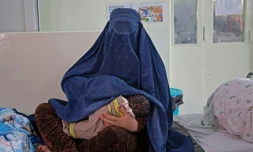Une Afghane et son nouveau-né à la materninté gérée par Médecins sans frontières à Khost, le 8 décembre 2023