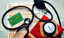 Une carte vitale dans un cabinet médical