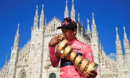 Le Colombien Egan Bernal, vainqueur du Tour d'Italie, pose avec son trophée, le 30 mai 2021 devant la cathédrale de Milan