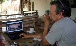Le fermier colombien Jorge Barragan montre la photo d'un jaguar prise par un appareil automatique à la réserve naturel de La Aurora, dans la municipalité de Hato Corozal, Colombie, le 9 avril 2021