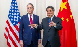 Photo diffusée par les Affaires étrangères suisses le 14 mai 2025 montrant le vice-Premier ministre chinois He Lifeng (à droite) et le secrétaire au Trésor américain Scott Bessent, le 10 mai 2025 à Genève
