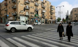 Des passants, le 14 avril 2024 à Jérusalem