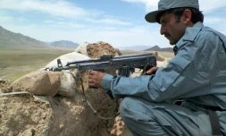 Un policier afghan surveille la route Kandahar-Tarin, le 1er mai 2016