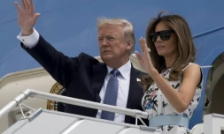 Le président américain Donald Trump et la Première Dame Melania Trump le 14 juillet 2017 sur la passerelle d'Air Force One s'apprêtent à quitter Paris, où ils ont été reçus par Emmanuel Macron
