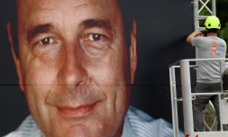 Un travailleur installe un portrait géant de Jacques Chirac sur la riviera à Nice, le 27 septembre 2019.