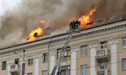 Les pompiers luttent contre les flammes dans un bùtiment touché par une frappe russe, le 19 avril 2024 à Dnipro, dans le centre-est de l'Ukraine