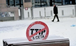 Une pancarte contre les traités TTIP et CETA, apposée devant l'entrée principale du Conseil européen, à Bruxelles, le 23 janvier 2017