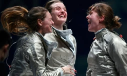 Cecilia Berder, à dr.,  Manon Brunet (à g.) et Caroline Queroli, viennent de remporter la finale sabre des Championnats du monde de Wuxi en Chine le 27 juillet 2018