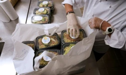 Des repas en barquettes préparés par le restaurant Le Bernardin pour les soignants, le 6 mai 2020 à New York