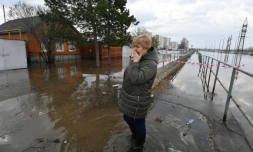Une femme pleure dans un quartier inondé de la ville d'Orenbourg, dans le sud de la Russie, le 13 avril 2024