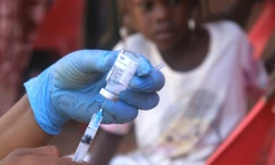 Un enfant soudanais observe la préparation d'un vaccin lors d'une campagne de vaccination contre la diphtérie dans un camp de déplacés dans la ville d'Al-Dabbah, dans le nord du Soudan, le 22 novembre 2025