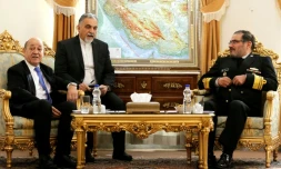 Le chef de la diplomatie française Jean-Yves Le Drian (à gauche) reçu à Téhéran par l'amiral Ali Shamkhani, secrétaire du Conseil suprême de la sécurité nationale iranienne le 5 mars 2018