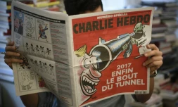 Un journaliste lit un numéro spécial de Charlie Hebdo à paraître mercredi, le 3 janvier 2017 à Paris