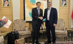 Une photo fournie par le bureau de l'Organisation iranienne de l'énergie atomique (OIEA) montre le directeur général de l'AIEA, Rafael Grossi (G), reçu par le porte-parole de l'OIEA, Behrouz Kamalvandi, à son arrivée à Téhéran, le 16 avril 2025
