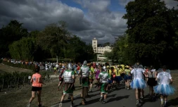 Des participants vêtus de costumes participent au marathon du Médoc près de Pauillac, dans le sud-ouest de la France, le 10 septembre 2022.