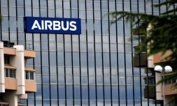 Le logo Airbus sur le siĂšge de l'entreprise, Ă Saint-Martin du Touch, prĂšs de Blagnac, dans la banlieue de Toulouse, le 2 juillet 2020.