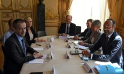 Le Premier ministre Ădouard Philippe (D) reçoit les syndicats de cheminots Ă Matignon Ă Paris, le 7 mai 2018