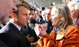 Une femme interpelle le président Emmanuel Macron au salon de l'Agriculture à Paris, le 24 février 2018