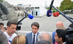 Gabriel Attal lors d'une visite sur le chantier de reconstruction de l'école primaire "Bois de l'Etang", endommagée lors des émeutes en juin, à La Verrières dans les Yvelines le 21 juillet 2023