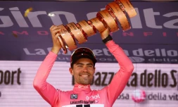 Le Néerlandais Tom Dumoulin (Sunweb) brandit le trophée sur le podium après avoir remporté le Tour d'Italie cycliste, le 28 mai 2017 à Milan