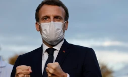 Le président Emmanuel Macron parle à la presse le 23 octobre 2020 à Pontoise