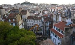 Les secouristes dégagent les décombres de deux immeubles effondrés à Marseille, le 6 novembre 2018